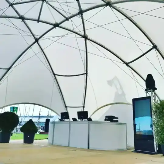 CrossOver-Zelt (Cross Dome) – Zeltbau – CREAVENTIS Messebau & Eventausstattung
