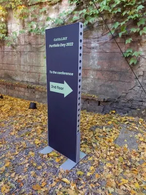 Aluvision Wegweiser – Stele 1 × 2,5 m