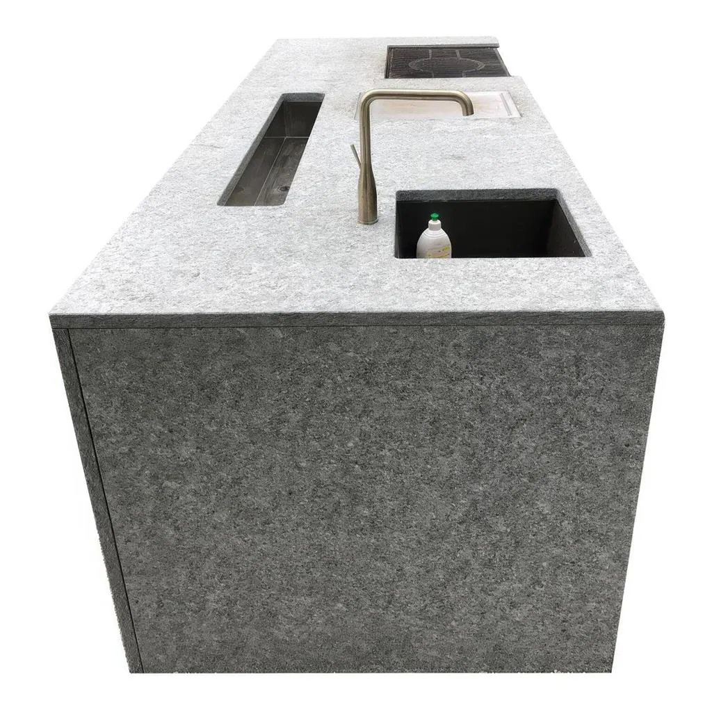 Outdoorküche Granit mit E-Teppanyaki Grill und Holzkohlegrill Ansicht 2