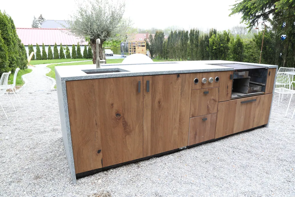 Outdoorküche Granit mit E-Teppanyaki Grill und Holzkohlegrill Ansicht 4