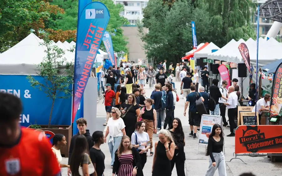 Eventstraße mit Faltzelten