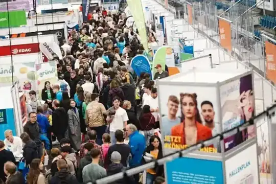 IHK Jobfit Ingolstadt 2024 – Ausbildungsmesse im Octanorm-System – Messebau – CREAVENTIS Messebau & Eventausstattung