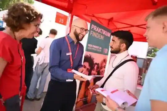 IHK Jobfit München 2024 – Ausbildungsmesse im Octanorm-System – Mietmöbel, Logistik – CREAVENTIS Messebau & Eventausstattung