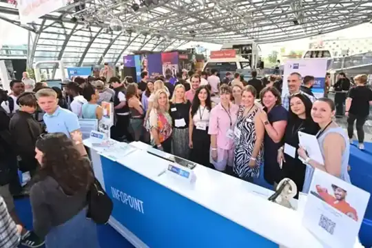 IHK Jobfit München 2024 – Ausbildungsmesse im Octanorm-System – Mietmöbel, Logistik – CREAVENTIS Messebau & Eventausstattung