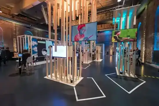 Messestand Zendesk 2022 – Mietmöbel, Logistik – CREAVENTIS Messebau & Eventausstattung