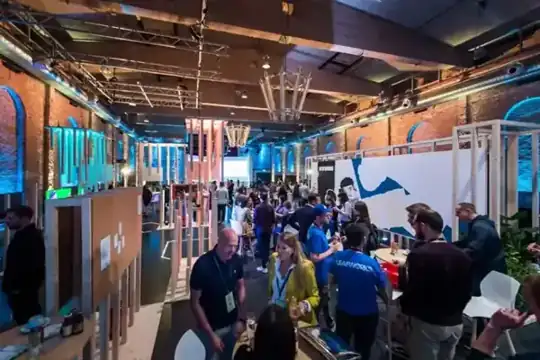 Messestand Zendesk 2022 – Mietmöbel, Logistik – CREAVENTIS Messebau & Eventausstattung