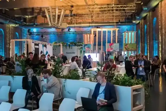 Messestand Zendesk 2022 – Mietmöbel, Logistik – CREAVENTIS Messebau & Eventausstattung