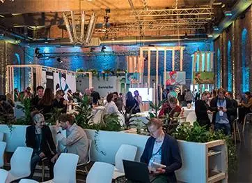 Mietmöbel von CREAVENTIS – Stühle und Tische im Konferenz-Setup