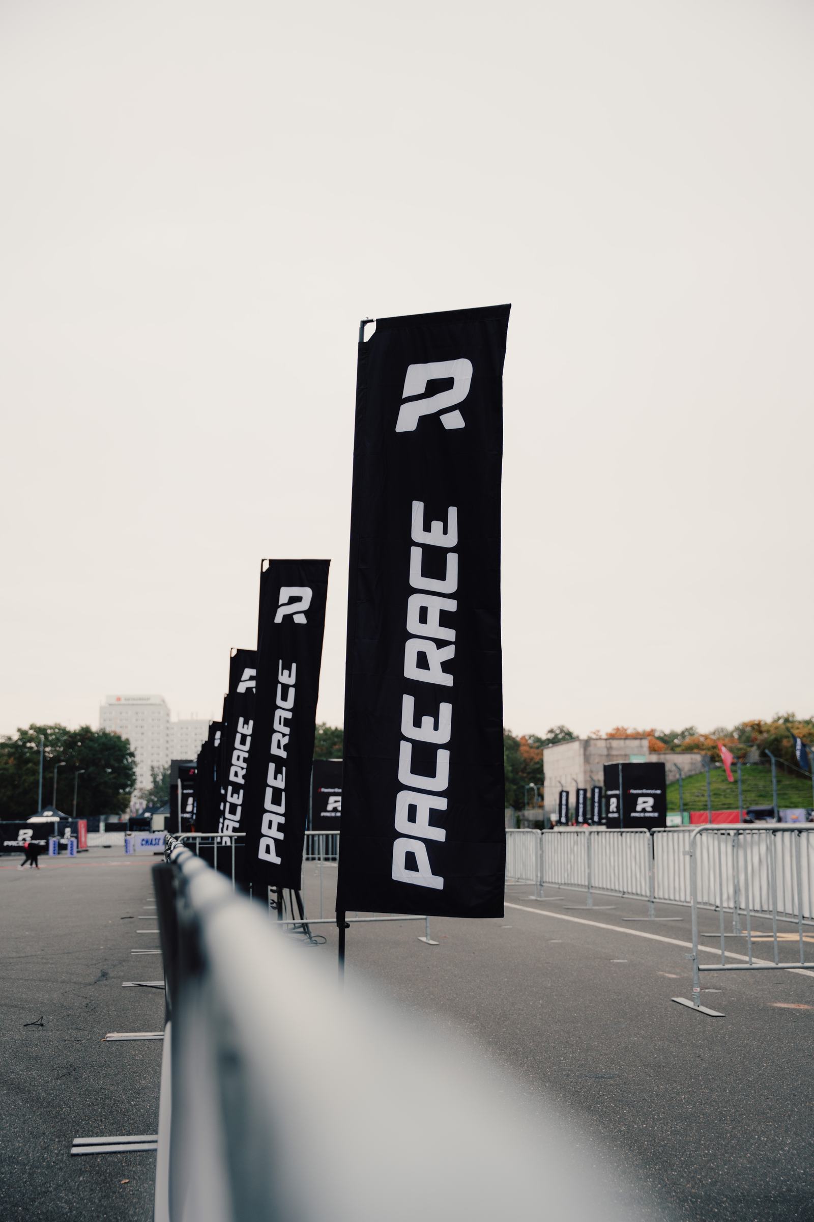 Reihe von Pace-Race-Fahnen entlang der Strecke