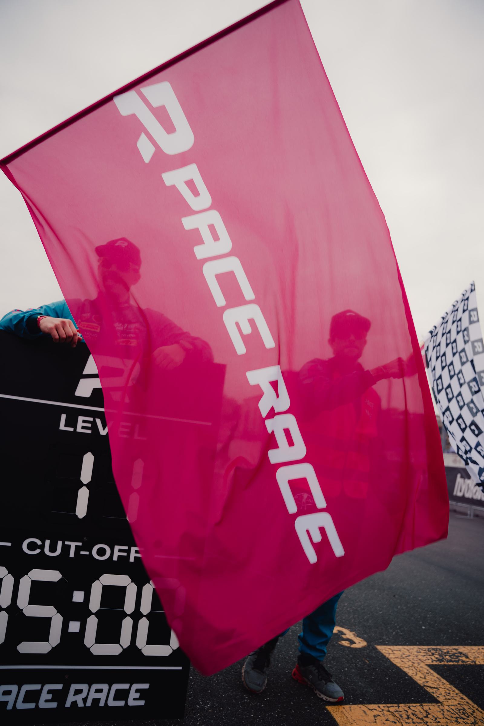 Pace-Race-Fahne in Pink im Gegenlicht