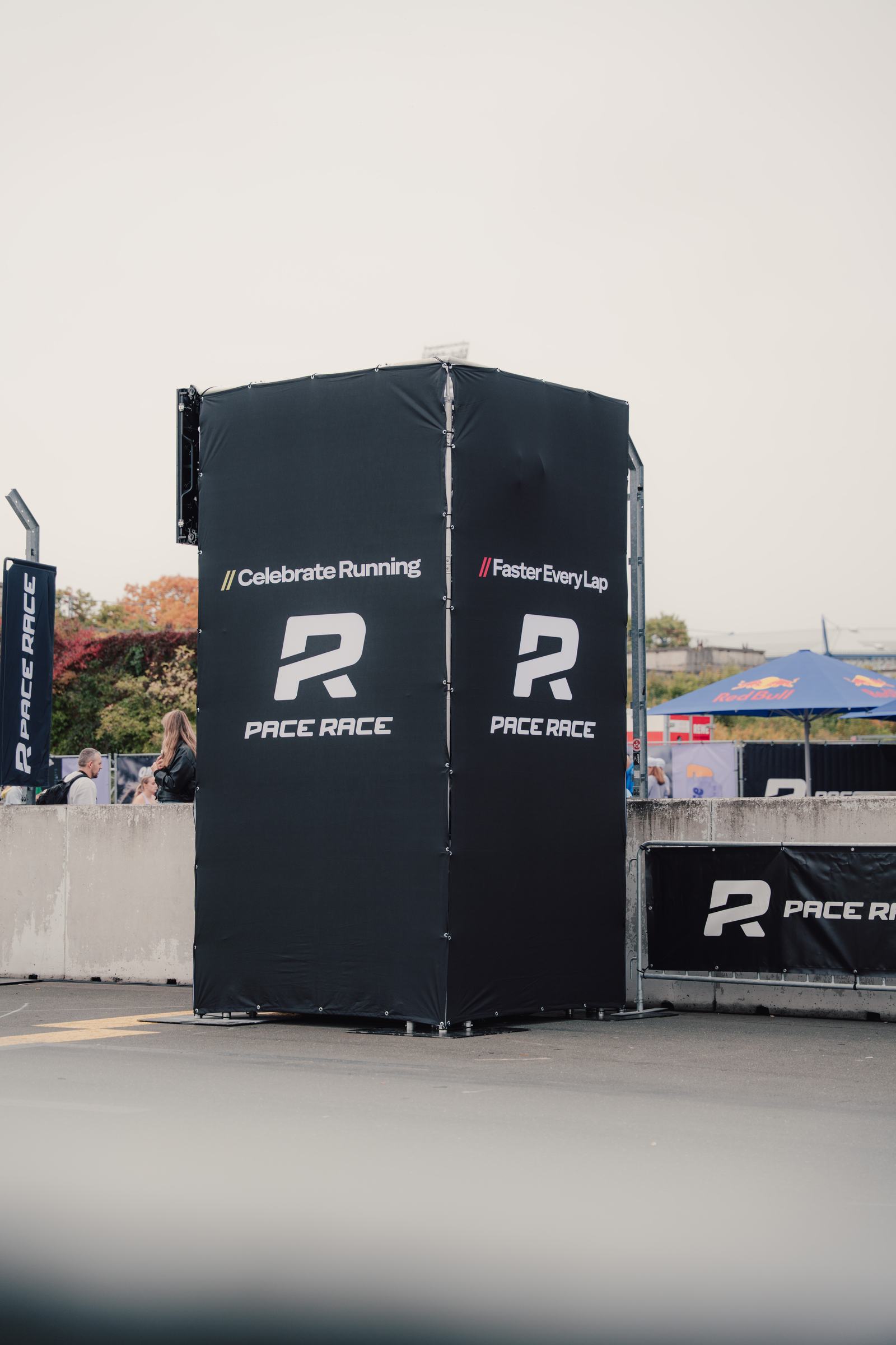 Level-W&uuml;rfel aus der CNC-Holzmanufaktur mit Pace-Race-Branding