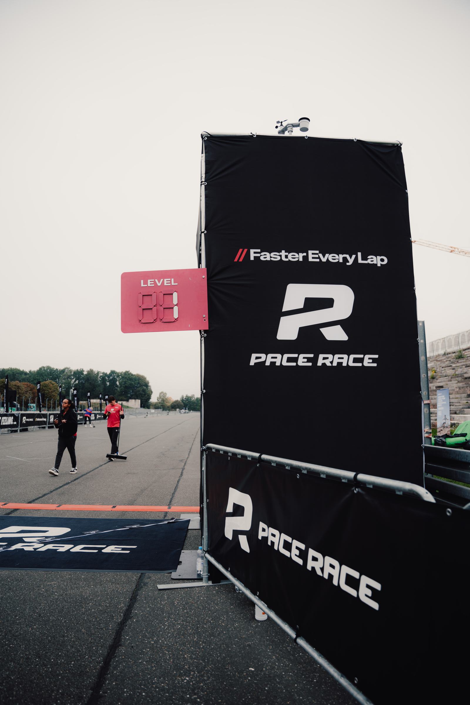 Verkleidetes Start- und Zieltor mit Pace-Race-Schriftzug