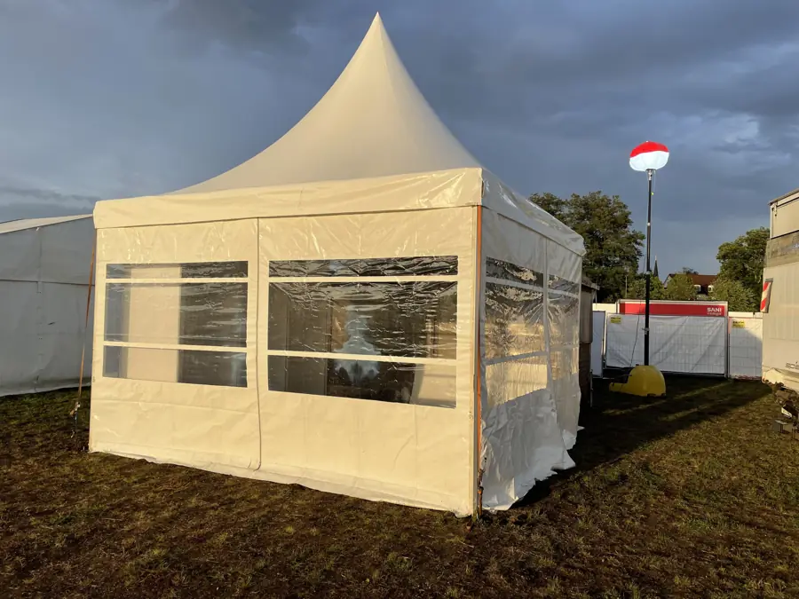 Pagodenzelt mit Seitenwänden und Fenstern