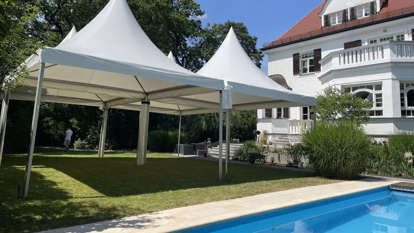 Gekoppelte Pagodenzelte am Pool einer Villa