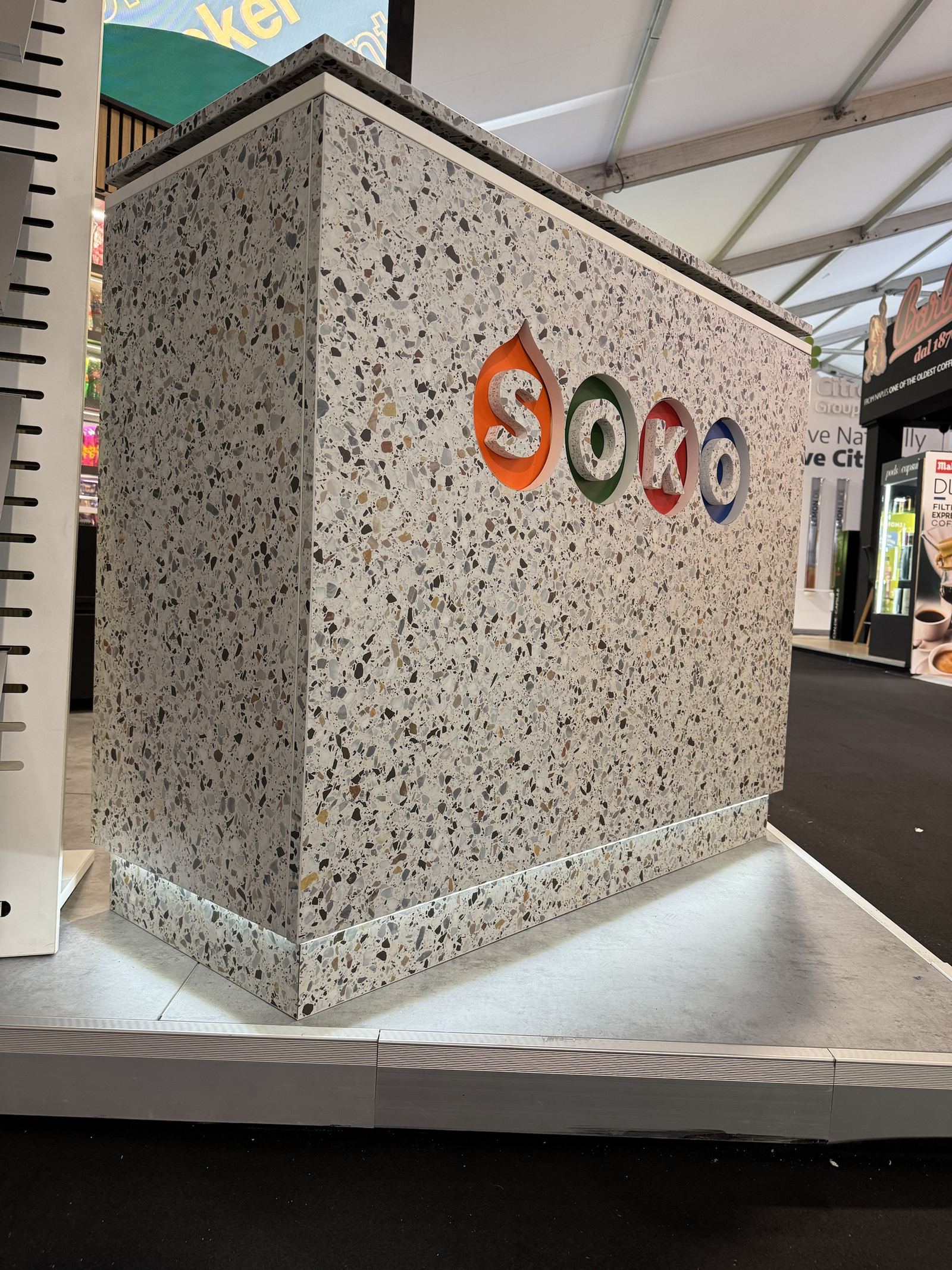 Nahaufnahme der Terrazzo-Theke mit farbigem Logo