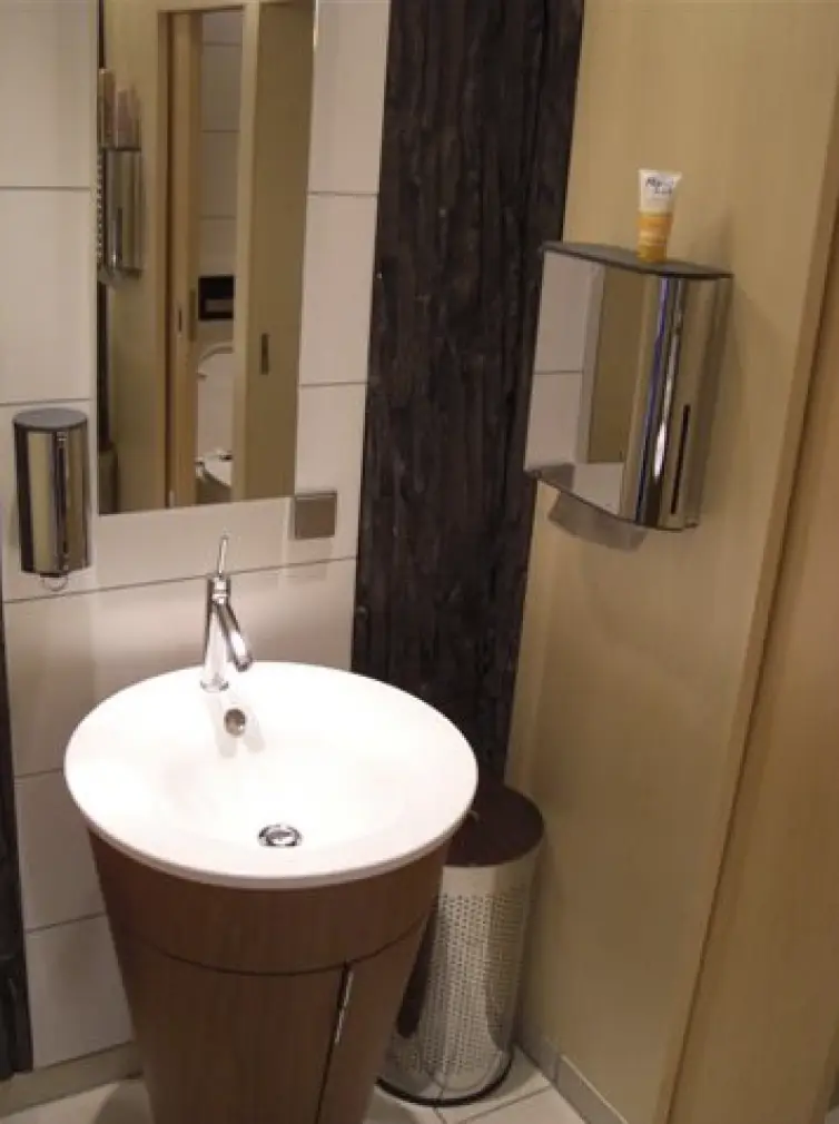 VIP-Toilettencontainer – Detail Armaturen