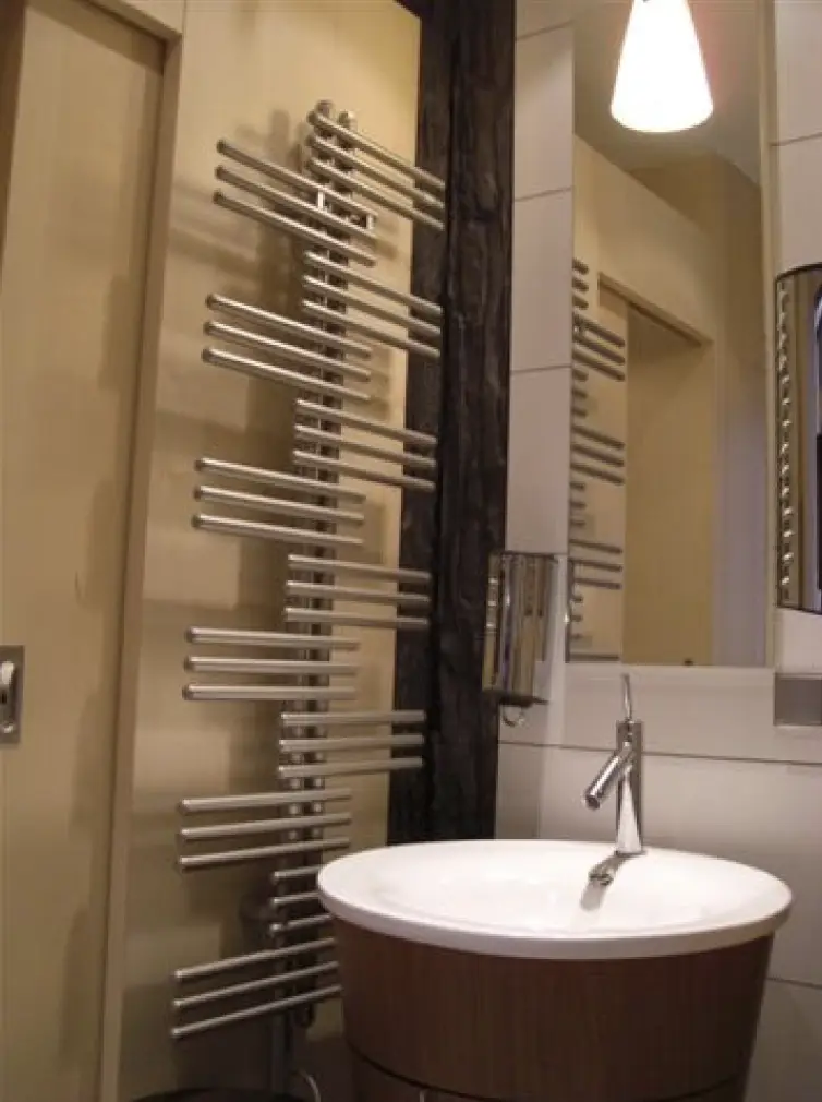 VIP-Toilettencontainer – Innenraum mit Waschtisch