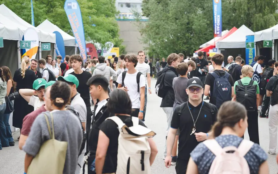 Zeltstraße mit Besuchern