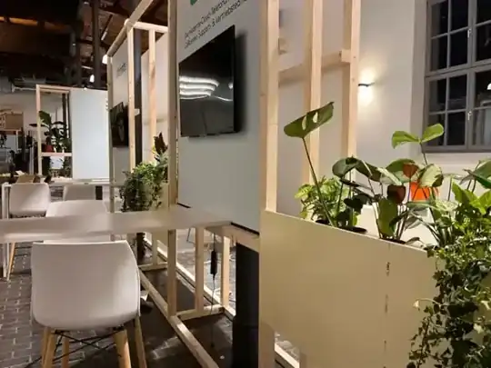 Zendesk „CX Update aus Berlin“ 2022 – Aufbau – CREAVENTIS Messebau & Eventausstattung